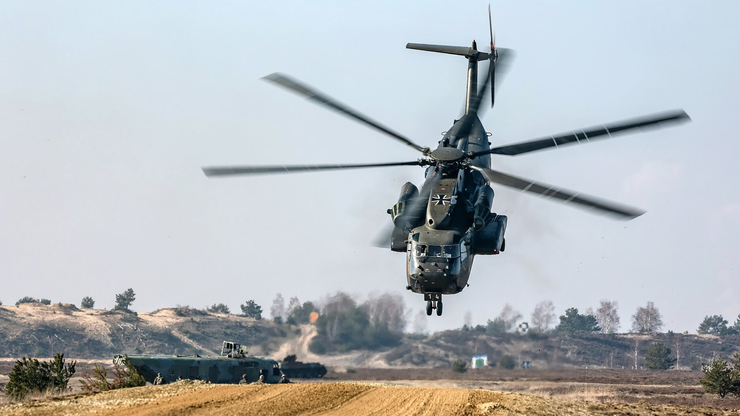 爱游戏体育官方网站-英超冠军悬念不断：精彩激烈的拼抢！，英超争冠